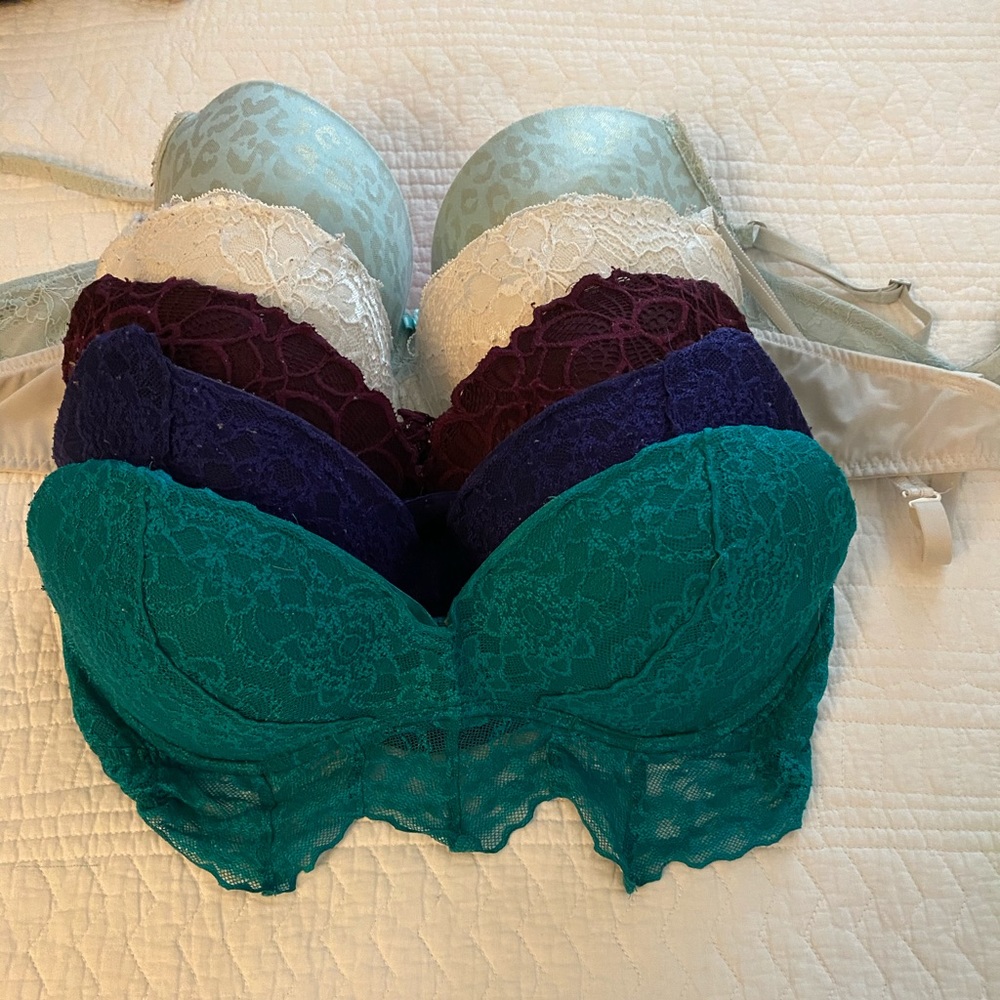 5 Victoria’s Secret bras size 36D/Large